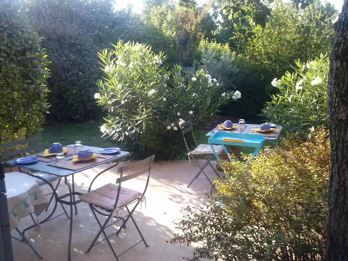 Hotel Les Restanques Goult 0*,  Francia