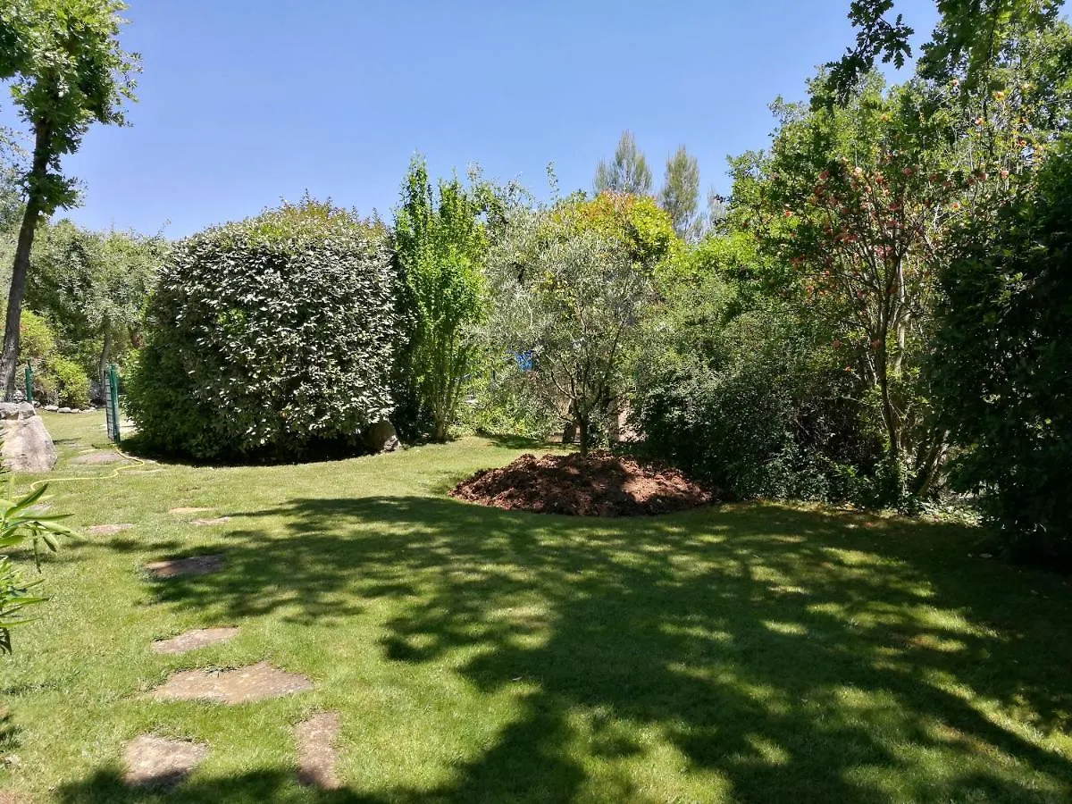 Hotel Les Restanques Goult 0*,